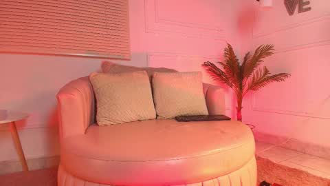 Snapshot of alessia_moon1 chatting on 24, 10, 2025 Alejandra online show from 24, 10, 2025