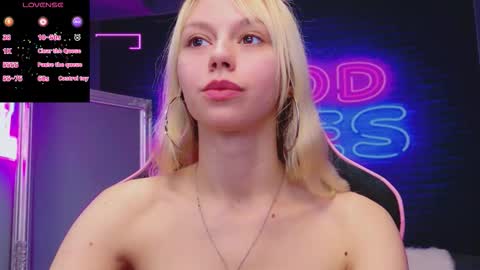 Snapshot of alessiacroft chatting on 23, 10, 2025 alessiacroft online show from 23, 10, 2025