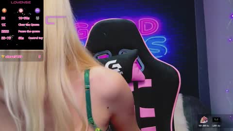 Snapshot of alessiacroft chatting on 5, 11, 2025 alessiacroft online show from 5, 11, 2025