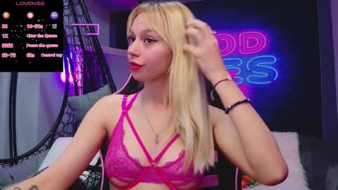 Snapshot of alessiacroft chatting on 8, 11, 2025 alessiacroft online show from 8, 11, 2025