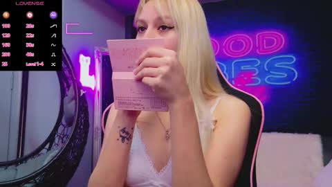 Snapshot of alessiacroft chatting on 27, 11, 2025 alessiacroft online show from 27, 11, 2025