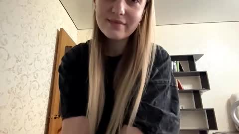 Snapshot of alethapalmerino chatting on 15, 12, 2025 April online show from 15, 12, 2025