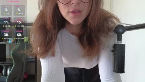 Snapshot of alexa_dream chatting on 8, 10, 2025 dont be afraid to click social media link its working just click on that online show from 8, 10, 2025