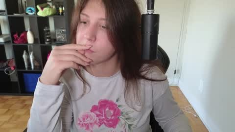 Snapshot of alexa_dream chatting on 15, 10, 2025 dont be afraid to click social media link its working just click on that online show from 15, 10, 2025