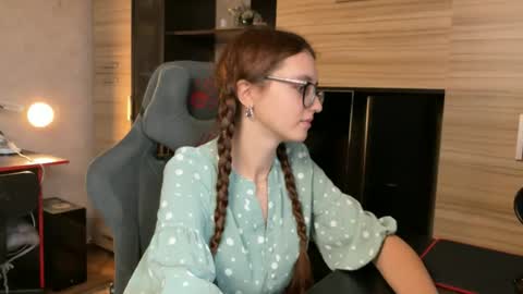 Snapshot of alice_alarcon chatting on 17, 10, 2025 Hey Im Alice online show from 17, 10, 2025