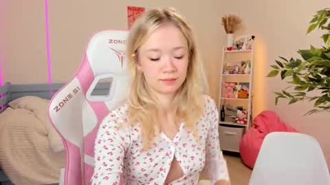 Snapshot of alice_forfun chatting on 30, 10, 2025 Alichery online show from 30, 10, 2025