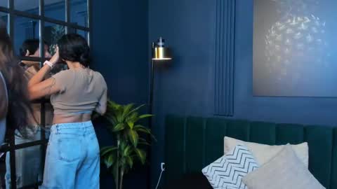 Snapshot of aliceandsia chatting on 4, 11, 2025 Alice and Asia online show from 4, 11, 2025