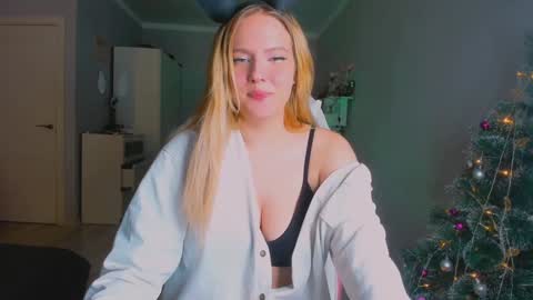 Snapshot of alicecaseyy chatting on 7, 1, 2025 AliceCasey online show from 7, 1, 2025