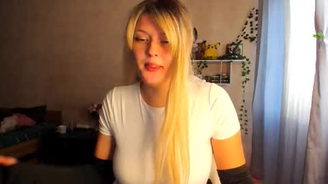 Snapshot of alicecaseyy chatting on 29, 10, 2025 AliceCasey online show from 29, 10, 2025