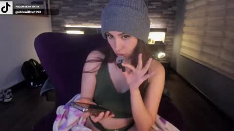 Snapshot of alicewillow chatting on 6, 3, 2025 Alice online show from 6, 3, 2025