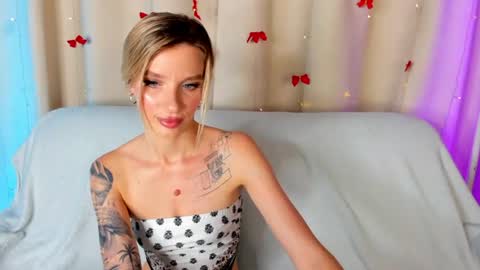 Snapshot of alina_lovelyx chatting on 28, 6, 2026 Alina online show from 28, 6, 2026
