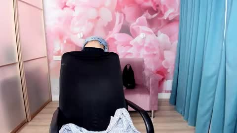 Snapshot of alinamoor chatting on 24, 11, 2025 AlinaMoor online show from 24, 11, 2025