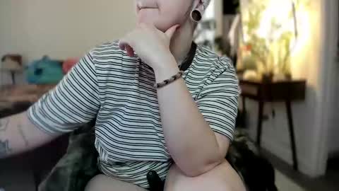 Snapshot of alix_valentine chatting on 25, 10, 2025 alix_valentine online show from 25, 10, 2025