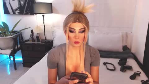 Snapshot of allareillusionxxx chatting on 15, 12, 2024 Miss Gia online show from 15, 12, 2024