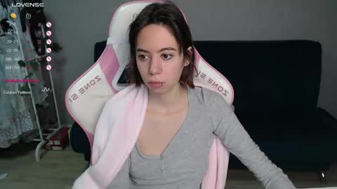 Snapshot of allie_hazie chatting on 13, 10, 2025 alice online show from 13, 10, 2025