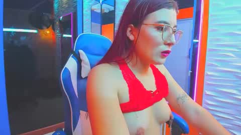 Snapshot of allisonlove_88 chatting on 22, 11, 2025 ALLISON online show from 22, 11, 2025