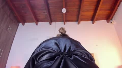 Snapshot of allisson_m chatting on 21, 10, 2025 allisson online show from 21, 10, 2025