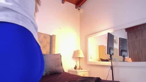 Snapshot of allisson_m chatting on 27, 10, 2025 allisson online show from 27, 10, 2025