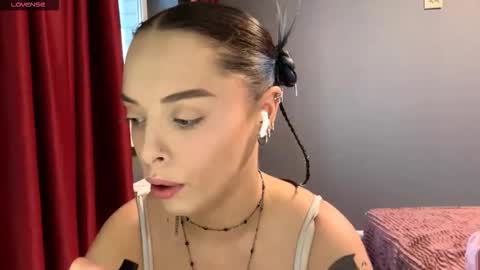 Snapshot of alluring_vibes_69 chatting on 4, 12, 2025 Esme online show from 4, 12, 2025