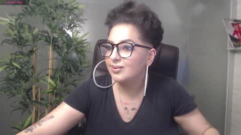 Snapshot of allyiah chatting on 22, 1, 2025 online show from 22, 1, 2025