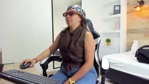 Snapshot of alma_fenix chatting on 8, 10, 2025 ALMA FENIX online show from 8, 10, 2025