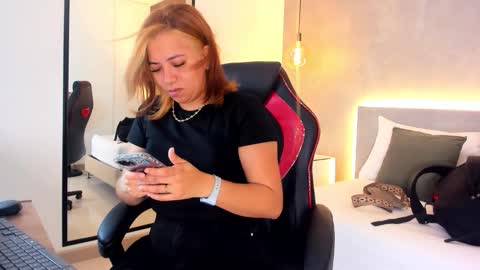 Snapshot of alma_fenix chatting on 12, 11, 2025 ALMA FENIX online show from 12, 11, 2025