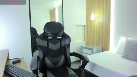 Snapshot of alma_fenix chatting on 1, 12, 2025 ALMA FENIX online show from 1, 12, 2025