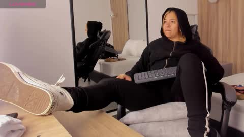 Snapshot of alma_fenix chatting on 5, 12, 2025 ALMA FENIX online show from 5, 12, 2025