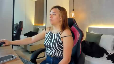 Snapshot of alma_fenix chatting on 15, 12, 2025 ALMA FENIX online show from 15, 12, 2025