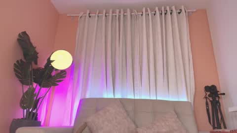 Snapshot of almacastillo2 chatting on 21, 12, 2025 Alma Castillo online show from 21, 12, 2025