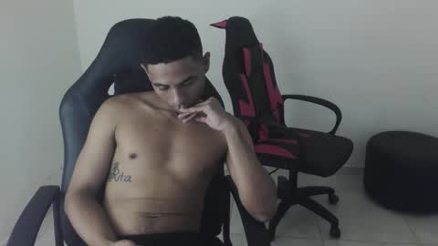 Snapshot of alphas_latins chatting on 4, 5, 2026 alphas_latins online show from 4, 5, 2026