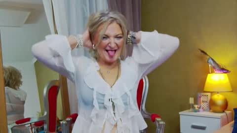 Snapshot of alura_jenson_ chatting on 22, 10, 2025 Alura Jenson online show from 22, 10, 2025