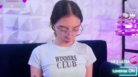 Snapshot of alys_molly chatting on 30, 12, 2024 sopie online show from 30, 12, 2024