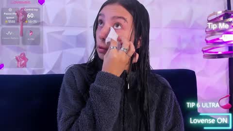 Snapshot of alys_molly chatting on 7, 1, 2025 sopie online show from 7, 1, 2025