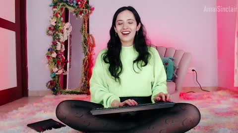 Snapshot of amaisinclair chatting on 2, 2, 2025 Amai Sinclair online show from 2, 2, 2025