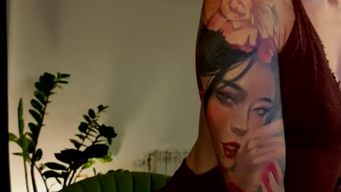 Snapshot of ambientmoon chatting on 22, 12, 2025 Moon inst 4mbientmoon online show from 22, 12, 2025