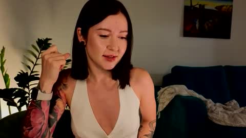 Snapshot of ambientmoon chatting on 13, 1, 2026 Moon inst 4mbientmoon online show from 13, 1, 2026