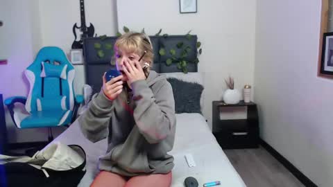 Snapshot of amnesiia_ chatting on 5, 10, 2025 Amnesia online show from 5, 10, 2025