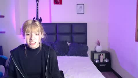 Snapshot of amnesiia_ chatting on 8, 10, 2025 Amnesia online show from 8, 10, 2025