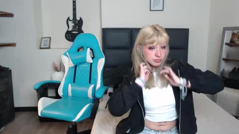 Snapshot of amnesiia_ chatting on 19, 11, 2025 Amnesia online show from 19, 11, 2025