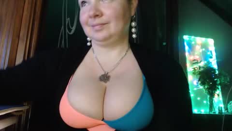 Snapshot of amorelara chatting on 10, 12, 2024 amorelara online show from 10, 12, 2024