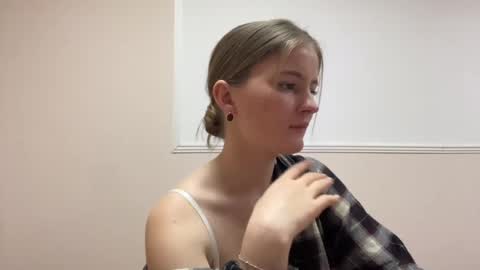 Snapshot of amorelle_ chatting on 26, 4, 2026 amorelle_ online show from 26, 4, 2026