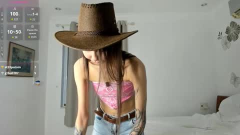 Snapshot of amy_alle chatting on 30, 10, 2025 Amy online show from 30, 10, 2025