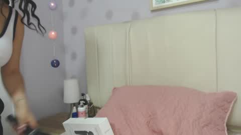 Snapshot of amy_le chatting on 4, 3, 2025 Amy online show from 4, 3, 2025