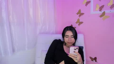 Snapshot of amyolimpo chatting on 15, 1, 2025 Amy ... Nice to meet u thumb up me please its important online show from 15, 1, 2025