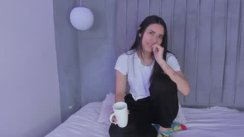 Snapshot of amyolimpo chatting on 20, 1, 2025 Amy ... Nice to meet u thumb up me please its important online show from 20, 1, 2025