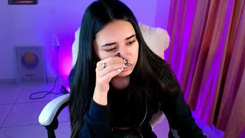 Snapshot of amyolimpo chatting on 25, 10, 2025 Amy ... Nice to meet u thumb up me please its important online show from 25, 10, 2025