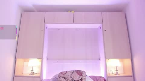 anaacollins_ online show from 20, 10, 2025