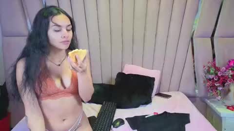 Snapshot of anales_deep_69 chatting on 15, 12, 2025 AbbyAndAntonela online show from 15, 12, 2025