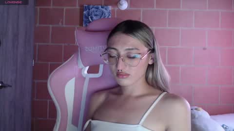 Snapshot of andrea_camila chatting on 10, 9, 2025 Andrea online show from 10, 9, 2025